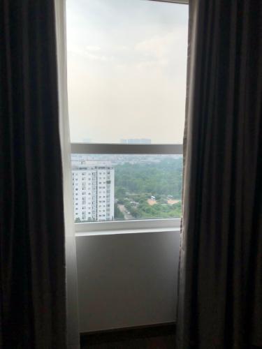view nhìn ra phía ngoài căn hộ sài gòn mia Bán căn hộ tầng trung Saigon Mia chưa bàn giao, ban công thoáng mát.