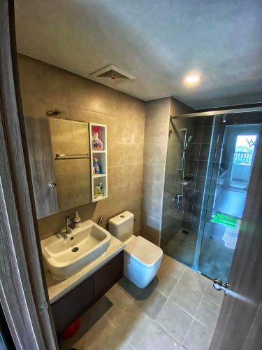 Toilet Lexington Residence Quận 2 Căn hộ Lexington Residence view thành phố, đầy đủ nội thất.