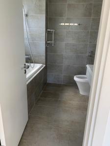 Toilet căn hộ HAPPY VALLEY Bán căn hộ Happy Valley 3PN, tầng thấp, hướng Nam, view công viên nội khu