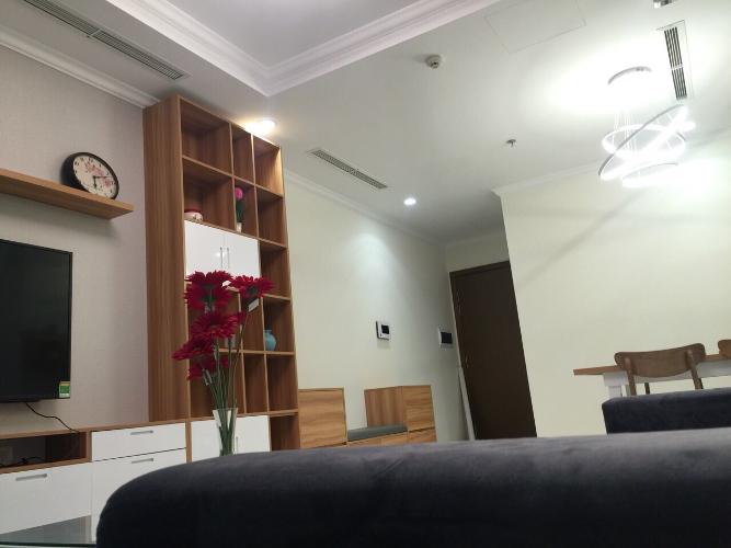 Phòng khách căn hộ Vinhomes Central Park Cho thuê căn hộ 2 phòng ngủ Vinhomes Central Park, diện tích 87m2, thiết kế hiện đại, đầy đủ nội thất.