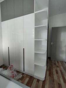 tủ quần áo phòng ngủ master Cho thuê căn hộ Saigon South Residence 2 phòng ngủ tầng trung, diện tích 65m2, đầy đủ nội thất