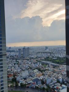 View căn hộ VINHOMES CENTRAL PARK Cho thuê căn hộ Vinhomes Central Park 2PN, tầng cao, đầy đủ nội thất, view hồ bơi và đường Nguyễn Hữu Cảnh