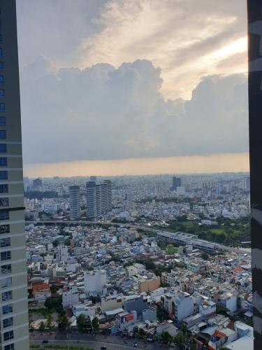 View căn hộ VINHOMES CENTRAL PARK Cho thuê căn hộ Vinhomes Central Park 2PN, tầng cao, đầy đủ nội thất, view hồ bơi và đường Nguyễn Hữu Cảnh