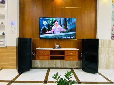 Phòng khách Nhà phố Q.Gò Vấp hướng Bắc bàn giao đầy đủ nội thất, có sổ hồng riêng.