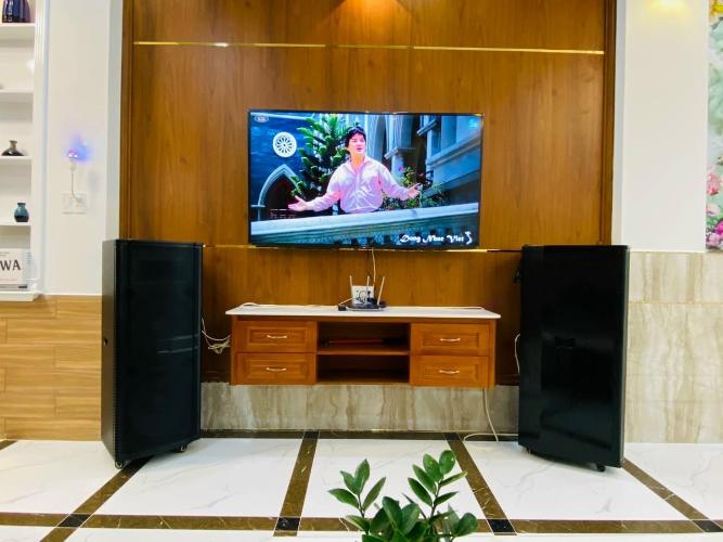 Phòng khách Nhà phố Q.Gò Vấp hướng Bắc bàn giao đầy đủ nội thất, có sổ hồng riêng.