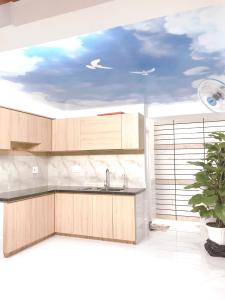 Phòng bếp nhà phố Nhà phố trung tâm Tân Phú hướng Nam, hẻm xe ba gác.