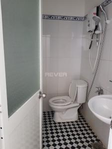 Phòng tắm căn hộ Lotus Apartment Căn hộ Lotus Apartment cửa hướng Tây, ban công hướng Nam đón gió.