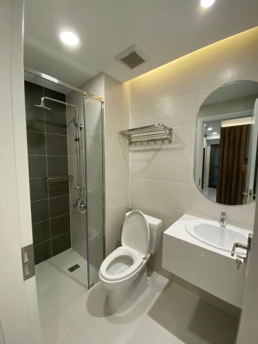 Nhà vệ sinh Saigon South Residence Căn hộ Saigon South Residence tầng thấp, nội thất cơ bản hiện đại.
