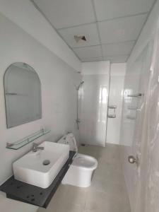 Nhà vệ sinh Topaz Home 2 Căn hộ Topaz Home 2 tầng thấp, nội thất cơ bản, view thoáng mát.