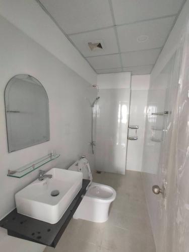 Nhà vệ sinh Topaz Home 2 Căn hộ Topaz Home 2 tầng thấp, nội thất cơ bản, view thoáng mát.