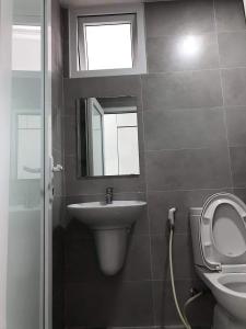 Bên trong căn hộ Topaz City Căn hộ Topaz City tầng trung, hướng nội khu yên tĩnh.