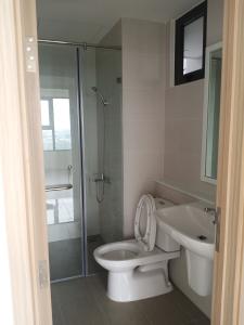 Phòng tắm căn hộ Safira Khang Điền Cho thuê căn hộ Safira Khang Điền tầng cao, 2 phòng ngủ, diện tích 61.66m2.