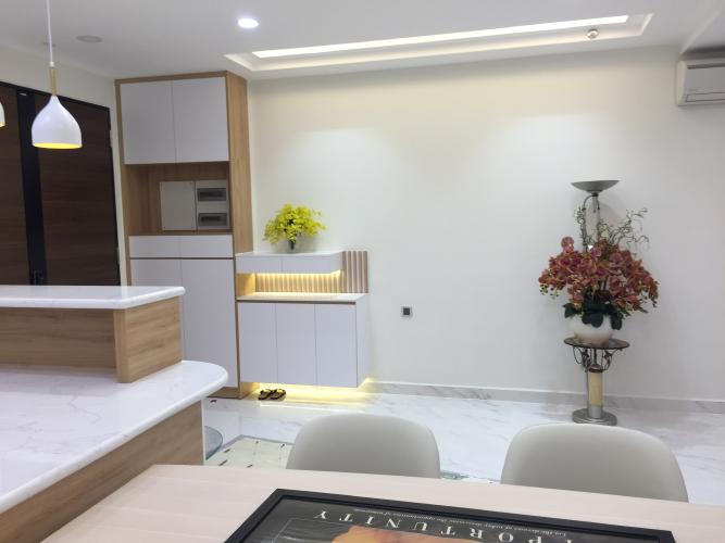 Bàn ăn căn hộ Midtown Căn hộ Phú Mỹ Hưng Midtown nội thất cơ bản, ban công hướng Tây Bắc.