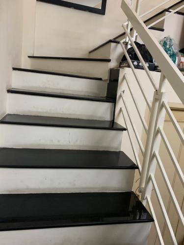 cầu thang nhà phố Quận 4 Nhà hẻm 2.5m Quận 4, nội thất cơ bản, cách Nguyễn Tất Thành 500m.