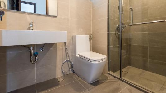 toilet căn hộ One Verandah Căn hộ One Verandah nội thất cơ bản, sàn lót gỗ, nhiều cửa kính.