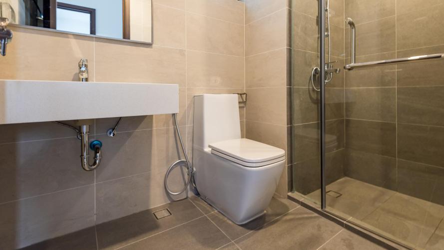 toilet căn hộ One Verandah Căn hộ One Verandah nội thất cơ bản, sàn lót gỗ, nhiều cửa kính.
