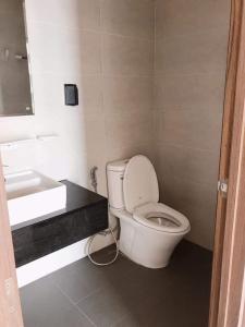 phòng vệ sinh căn hộ mizuki park Căn hộ Mizuki Park tầng trung, ban công rộng rãi, thoáng mát.