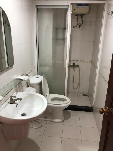 toilet chung cư Khánh Hội 2 Bán căn hộ chung cư Khánh Hội 2, nội thất cơ bản, sổ hồng chính chủ.