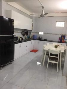 Phòng bếp nhà phố đường Huỳnh Tấn Phát, Quận 7 Nhà phố hướng Nam diện tích đất 56m2, sổ hồng bàn giao ngay.