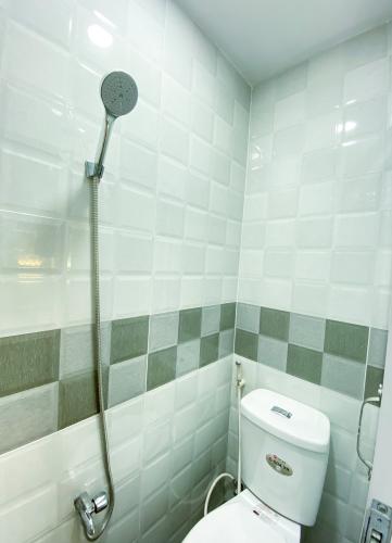 Phòng tắm nhà phố Quận 7 Nhà phố trung tâm quận 7 thiết kế hiện đại, nội thất cơ bản.