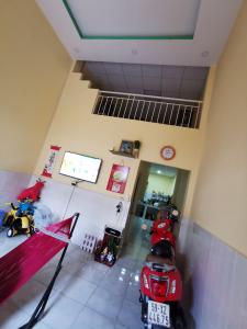 Bán nhà cách Cầu Tăng Long 600m, nhà rộng rãi, thoáng mát, có sân để xe phía trước.