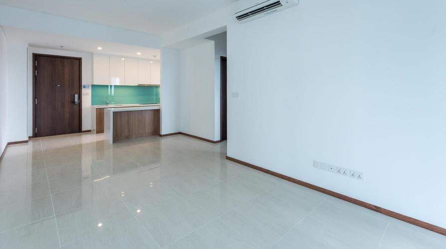 Phòng khách căn hộ One Verandah Căn hộ One Verandah nội thất cơ bản, sàn lót gỗ, nhiều cửa kính.