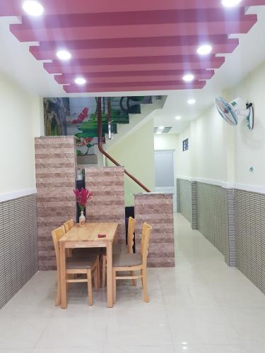 Phòng ăn nhà phố Cây Sung, Quận 8 Nhà phố quận 8 hẻm xe hơi, sổ hồng riêng, nội thất cơ bản.