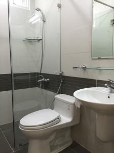 Toilet căn hộ Him Lam Riverside Cho thuê căn hộ Him Lam Riverside 2PN, tầng thấp, diện tích 75m2, đầy đủ nội thất