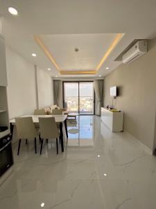 Phòng ăn Kingston Residence, Phú Nhuận Căn hộ tầng trung Kingston Residence ban công hướng Tây.