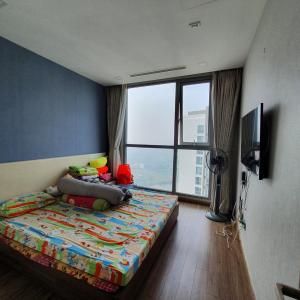 Phòng ngủ căn hộ Vinhomes Central Park Bán căn hộ tầng cao Vinhomes Central Park, 4 phòng ngủ, diện tích 155m2, đầy đủ nội thất, ban công hướng Đông Nam 