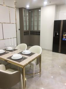 Phòng ăn căn hộ Vinhomes Golden River Bán căn hộ Vinhomes Golden River 2PN, diện tích 73m2, đầy đủ nội thất, view Landmark 81