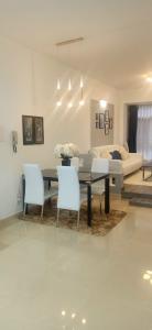 Bên trong căn hộ Sky Garden 1, Phú Mỹ Hưng Căn hộ Sky Garden tầng trung, đón view thành phố lung linh.