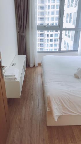 Phòng ngủ căn hộ VINHOMES CENTRAL PARK Bán officetel Vinhomes Central Park 1PN, tầng 19, đầy đủ nội thất, ban công Đông Bắc