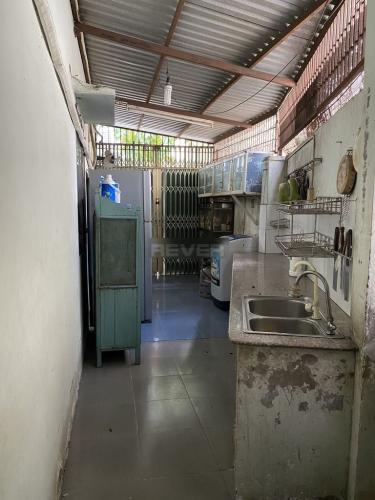 Phòng bếp nhà phố Trần Văn Đang, Quận 3 Nhà phố gần Ga Sài Gòn, nội thất cơ bản, sân thượng rộng.