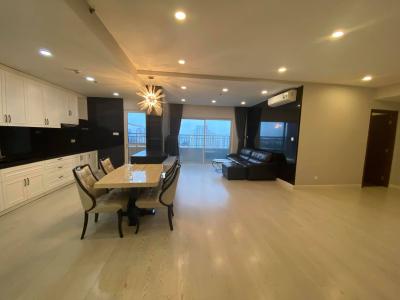 Phòng khách Sunrise City, Quận 7 Căn hộ Sunrise City tầng trung, ban công hướng Nam, view hồ bơi.