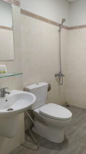 Phòng tắm Gia Phát Apartment, Gò Vấp Căn hộ Gia Phát Apartment view thành phố, nội thất cơ bản.