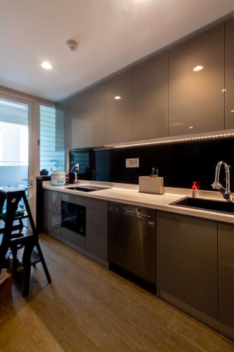 Phòng khách căn hộ The Krista Căn hộ The Krista tầng thấp đầy đủ nội thất, ban công thoáng mát.