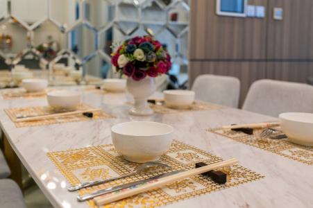 Bàn ăn Vinhomes Golden River Quận 1 Căn hộ Vinhomes Golden River đầy đủ nội thất, hướng Đông Bắc.