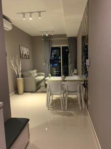 Phòng khách Căn hộ Sunrise City Cho thuê căn hộ Sunrise City tầng 28, diện tích 153m2, view nhìn thông thoáng, mát mẻ