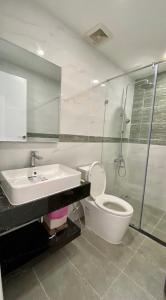 Phòng tắm Kingston Residence, Phú Nhuận Căn hộ tầng trung Kingston Residence ban công hướng Tây.