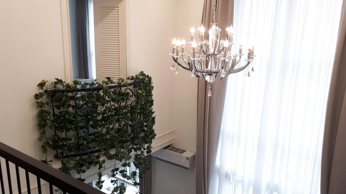 Đèn chùm căn hộ Vista Verde Bán căn hộ Vista Verde thuộc tháp Orchird, diện tích 140m2, gồm 4 phòng ngủ, đầy đủ nội thất cao cấp 