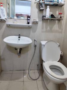 Toilet căn hộ CHUNG CƯ KHANG GIA Bán căn hộ chung cư Khang Gia 2PN, diện tích 73m2, đầy đủ nội thất, hướng cửa Đông Nam