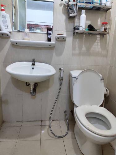 Toilet căn hộ CHUNG CƯ KHANG GIA Bán căn hộ chung cư Khang Gia 2PN, diện tích 73m2, đầy đủ nội thất, hướng cửa Đông Nam