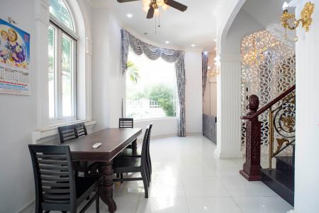 Phòng ăn biệt thự Trần Não, Quận 2 Biệt thự thiết kế phong cách tân cổ điển, nội thất sang trọng.