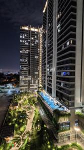 Hồ bơi Kingdom 101, Quận 10 Căn hộ Kingdom 101 ban công hướng Nam, view thành phố.