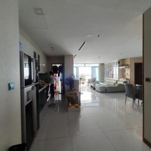 Bên trong căn hộ Vinhomes Central Park Bán căn hộ tầng cao Vinhomes Central Park, 4 phòng ngủ, diện tích 155m2, đầy đủ nội thất, ban công hướng Đông Nam 