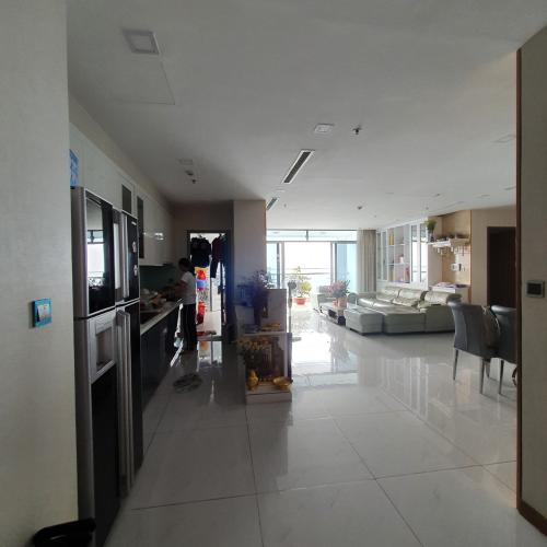 Bên trong căn hộ Vinhomes Central Park Bán căn hộ tầng cao Vinhomes Central Park, 4 phòng ngủ, diện tích 155m2, đầy đủ nội thất, ban công hướng Đông Nam 