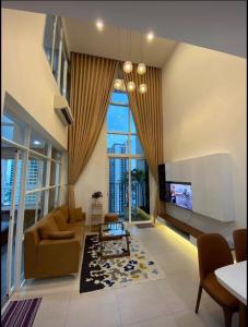 Phòng khách căn hộ Vista Verde Căn hộ tầng cao Vista Verde đầy đủ tiện nghi, view thành phố.