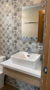 Phòng tắm Palm Heights Quận 2 Căn hộ Palm Heights tầng cao, hướng Đông, view thành phố sầm uất.