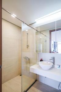 Phòng tắm căn hộ Vinhomes Central Park Bán căn hộ 2 phòng ngủ Vinhomes Central Park, đầy đủ nội thất, view thành phố thoáng mát, sổ hồng đầy đủ.